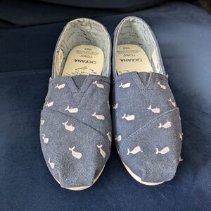 TOMS x Oceana Navy with White Whale Print in Women's Size 8.5